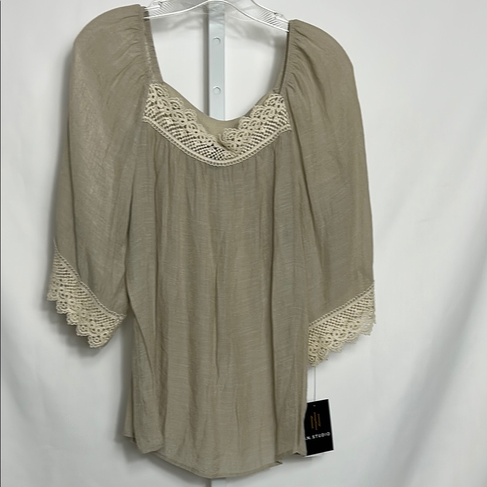 IN Studios Women’s Size Medium Beige with White Trim Pullover Blouse New